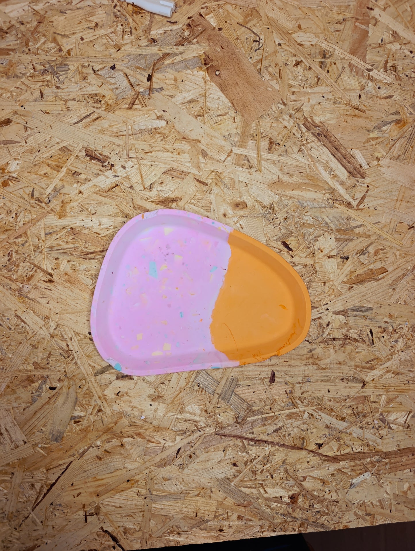 Großes ovales Gips-Tray "Bonbon" – Handgefertigtes Tablett im Terrazzo-Look (20cm)